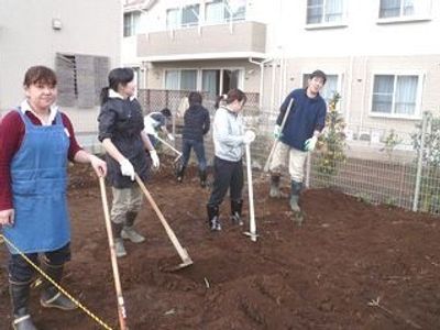 中庭での園芸活動