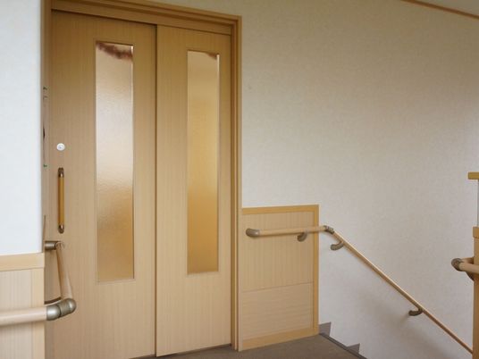 廊下と手すり設置の扉