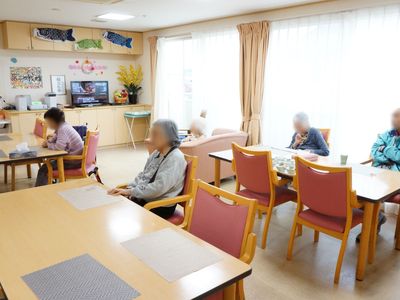 共有スペースで過ごす人々
