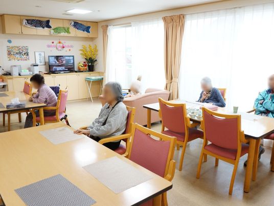 共有スペースで過ごす人々