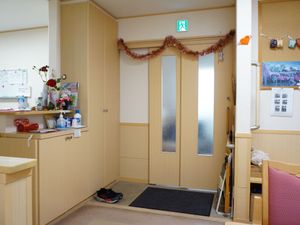 明るいエントランスの風景