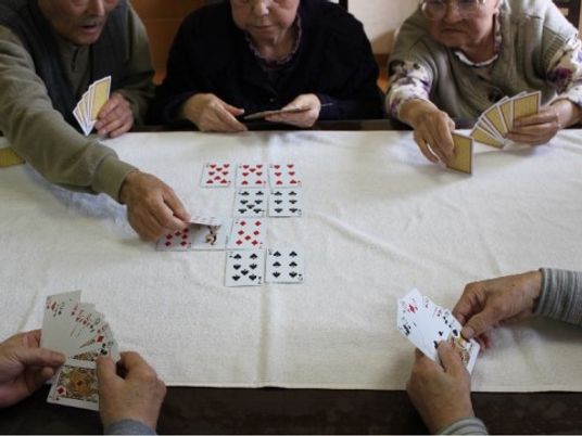 カードゲームを楽しむ人々