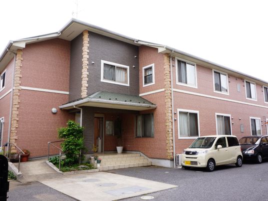 温かみのある外観の建物