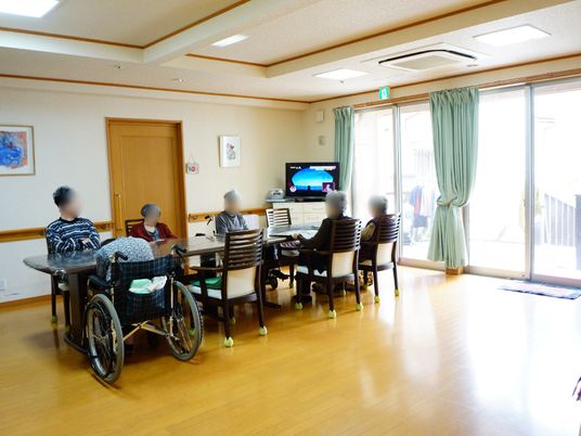 日差しの中で憩うリビング
