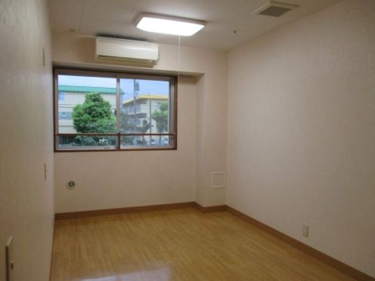 明るい空間の清潔な居室