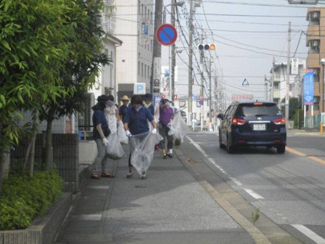 清掃活動をする人々 イベント 地域に優しいスタッフが、周辺環境の清掃活動に取り組んでいます。共に地域社会への貢献を目指しませんか。