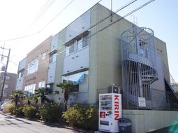 建物の外観と入口