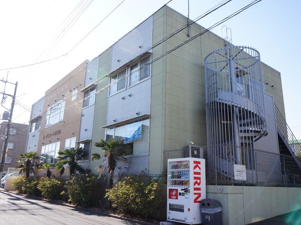 建物の外観と入口
