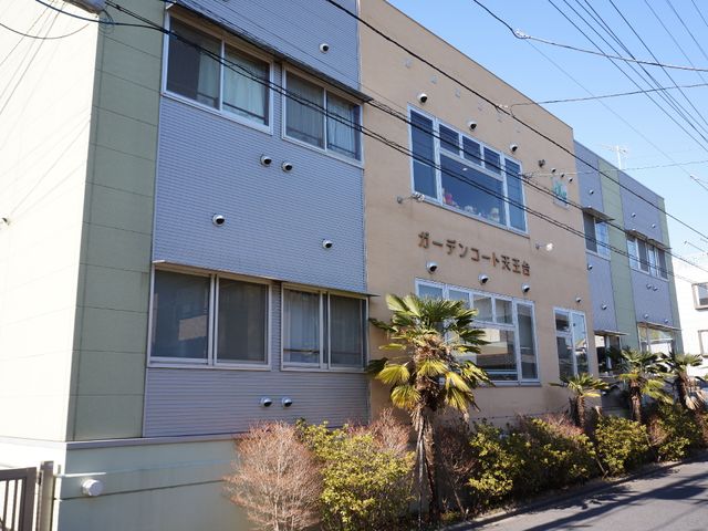 青空と建物の外観 建物 青い空の下、心地よい環境に位置する施設です。明るい建物の風貌が、新しい職場のイメージを想起させます。