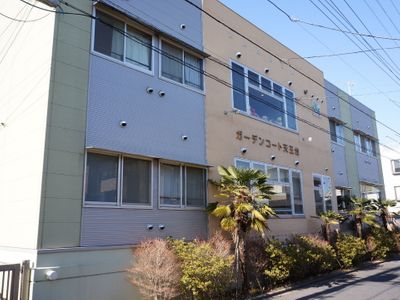 青空と建物の外観