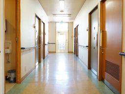 廊下の明るい景色