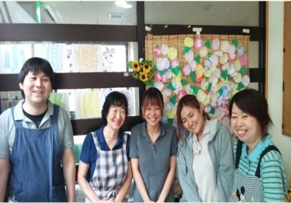 スタッフの笑顔の集合