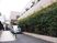 建物前の車と緑