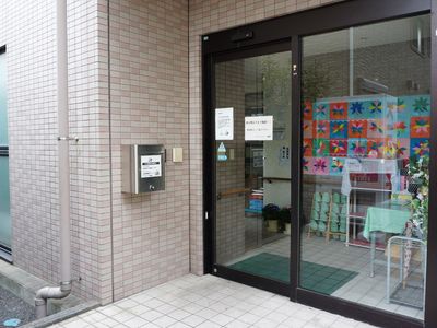 明るいエントランスと掲示物
