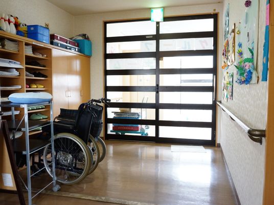 廊下に車椅子と棚