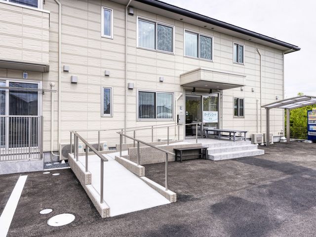 エントランス 入口 明るく開放感のあるエントランスです。ベンチが設置され、来訪者がくつろげるよう配慮されています。