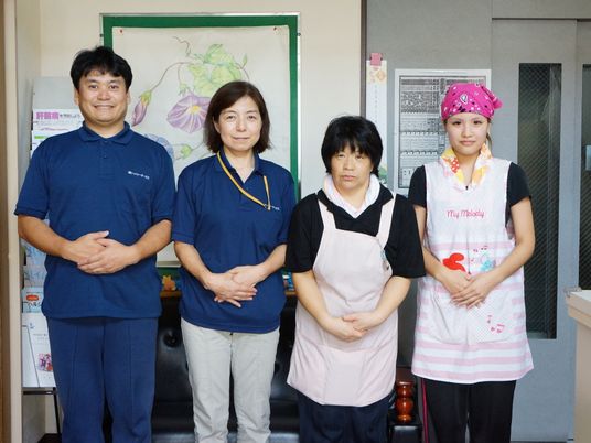 スタッフ四人の集合写真