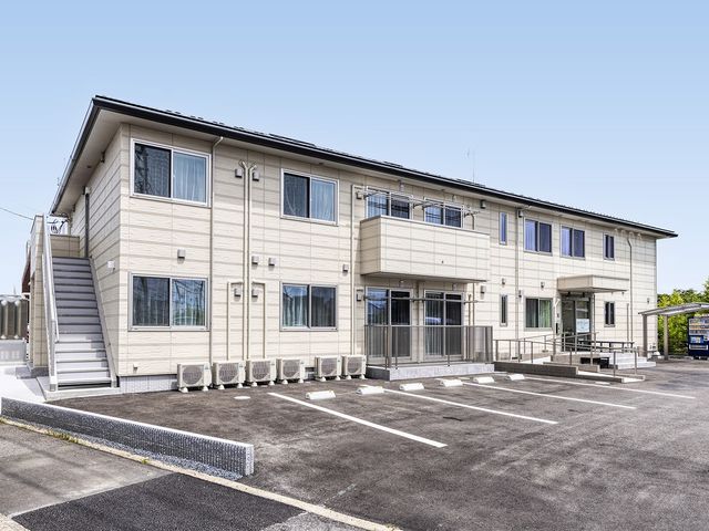 日差しが気持ちいい外観 外観 明るく開放感のある施設がお出迎えします。日当たりの良い環境で新しい職場をお探しの方に適しています。