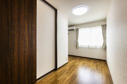 明るい個室の居室