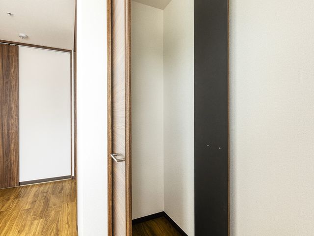 シンプルな居室の一例 居室収納 ゆとりある居室は、シンプルで落ち着いた雰囲気です。個々のプライバシーが尊重される設計になっております。