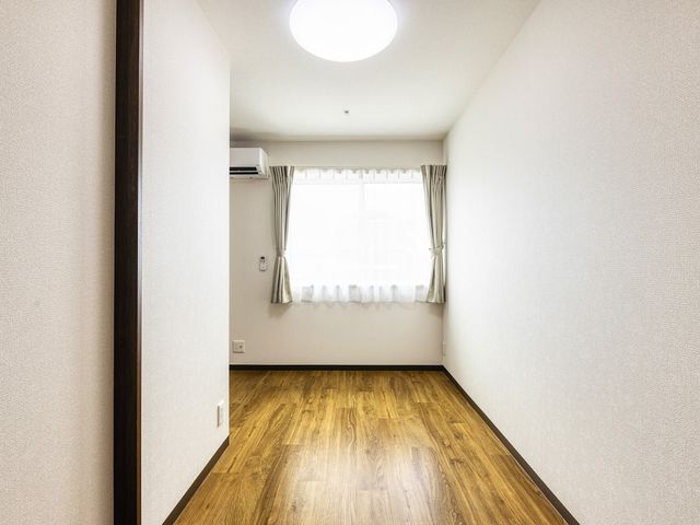 明るい単独居室 居室 窓から光が差し込む居室は、快適にお過ごしいただけるようシンプルながらも機能的な造りとなっております。心地よい風が流れる空間で、ゆったりとした時間をお過ごしいただけます。