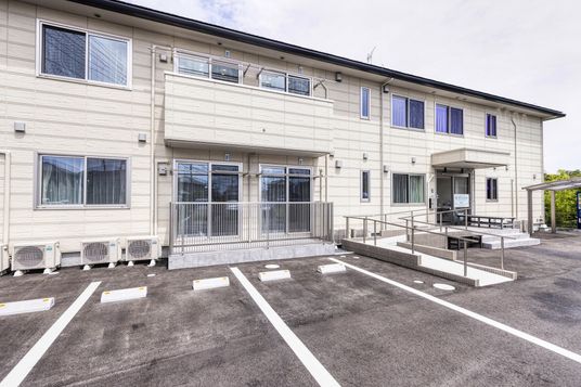 シンプルな建物の外観