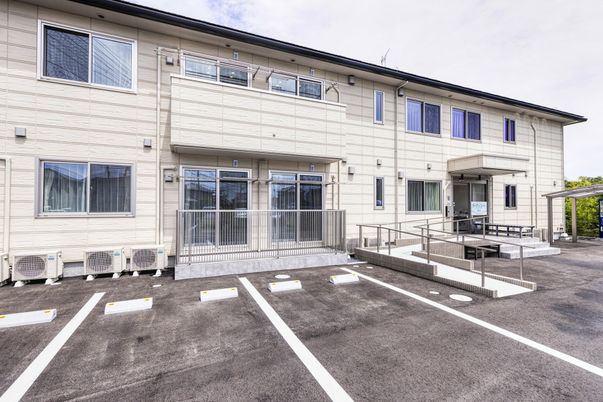 シンプルな建物の外観