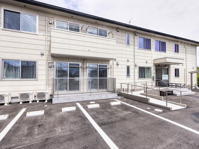 シンプルな建物の外観 外観 白壁に彩りを添えるイラストが特徴の建物です。この広々とした空間で、ご自身のキャリアを重ねてみませんか。