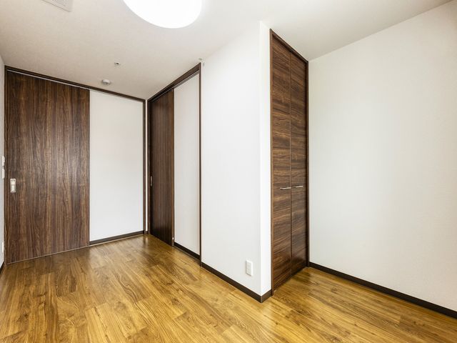 和洋折衷の居室空間 居室 和のテイストを取り入れた明るい居室で、ゆったりとくつろげるソファが配されています。エアコン完備で一年を通して快適に過ごせます。