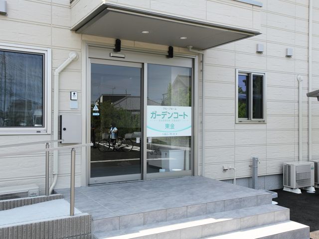 エントランス周辺の明るい景色 入口 手すりが設置されたエントランスです。平坦なアプローチが心地よい歓迎を演出しています。