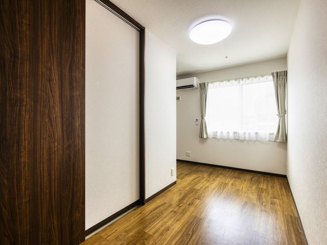 明るい和室の居室 居室 ゆったりとした明るい居室です。個々のスペースにプライバシーと落ち着いた時間をお過ごしいただけます。