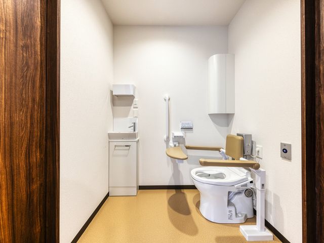 バリアフリー設計のトイレ トイレ 手すり付きで安全性を考慮した清潔なトイレです。利用者の独立した日常生活をサポートする環境が整っています。