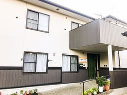 白とグレーの外観