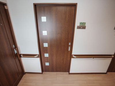 木目調の扉と手すり