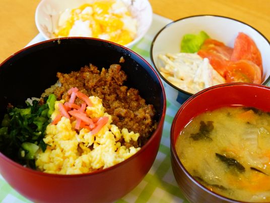 和食の並ぶ食卓