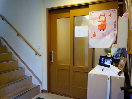 玄関と階段のある空間