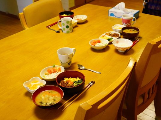 食事準備完了のダイニング