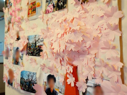 桜の紙飾りと掲示物