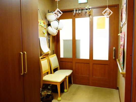 木製の明るい出入口