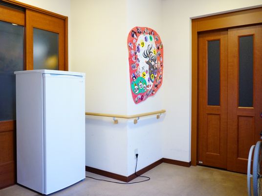 廊下の冷蔵庫と装飾画