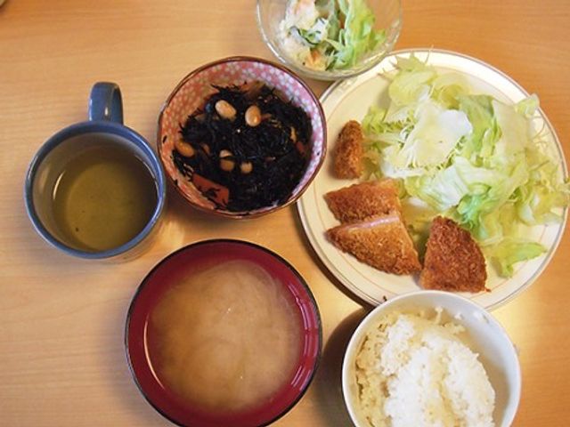 バランスの良い食事内容 食事 彩り豊かなメニューが提供される食堂で、栄養バランスに配慮したお食事をご用意しています。