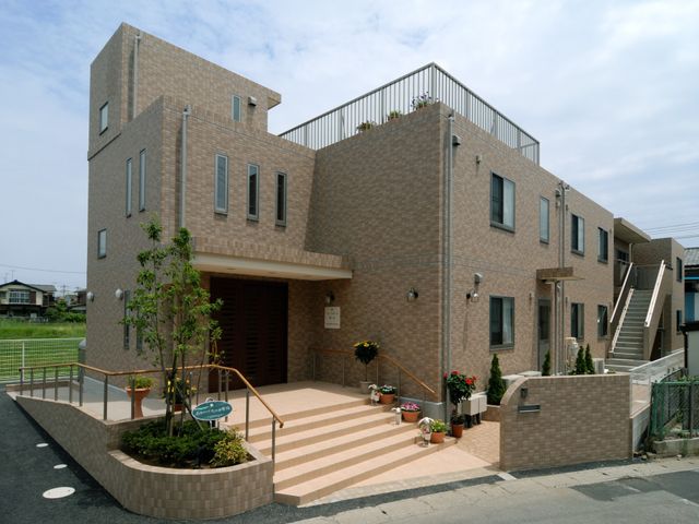 清潔な施設外観 外観 手入れが行き届いた美しい外観の施設で、働きやすい環境が整っています。