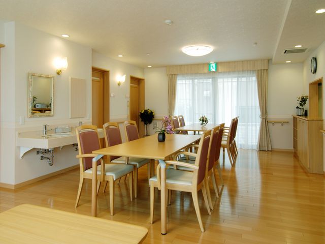 きれいな食堂の風景 食堂 清潔で心地よい食堂でのお仕事は、利用者さまとの温かいコミュニケーションを育める環境です。