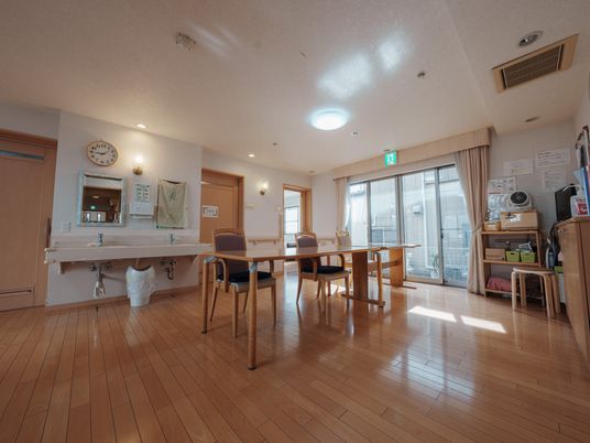 光が差し込む広い空間