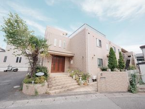 緑に囲まれた建物の外観