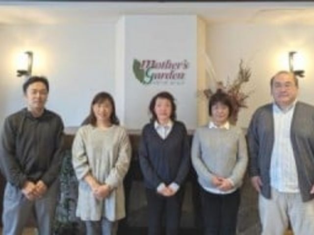 スタッフイメージ スタッフイメージ 温かい雰囲気の中で、スタッフが一丸となり取り組んでいます。介護の現場を一緒に支える仲間を募集しています。