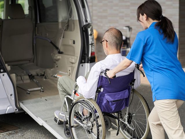 車椅子の男性と介助者のエントランス エントランス 心温まるサポートが受けられる場所です。車椅子利用者も快適に移動できます。