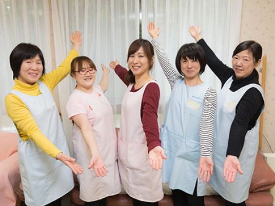 笑顔のスタッフが揃う居室  
