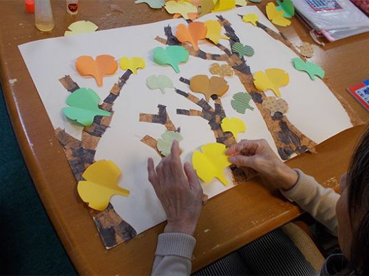 作業を楽しむ様子の居室  
