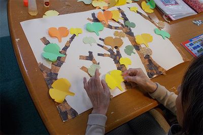 作業を楽しむ様子の居室